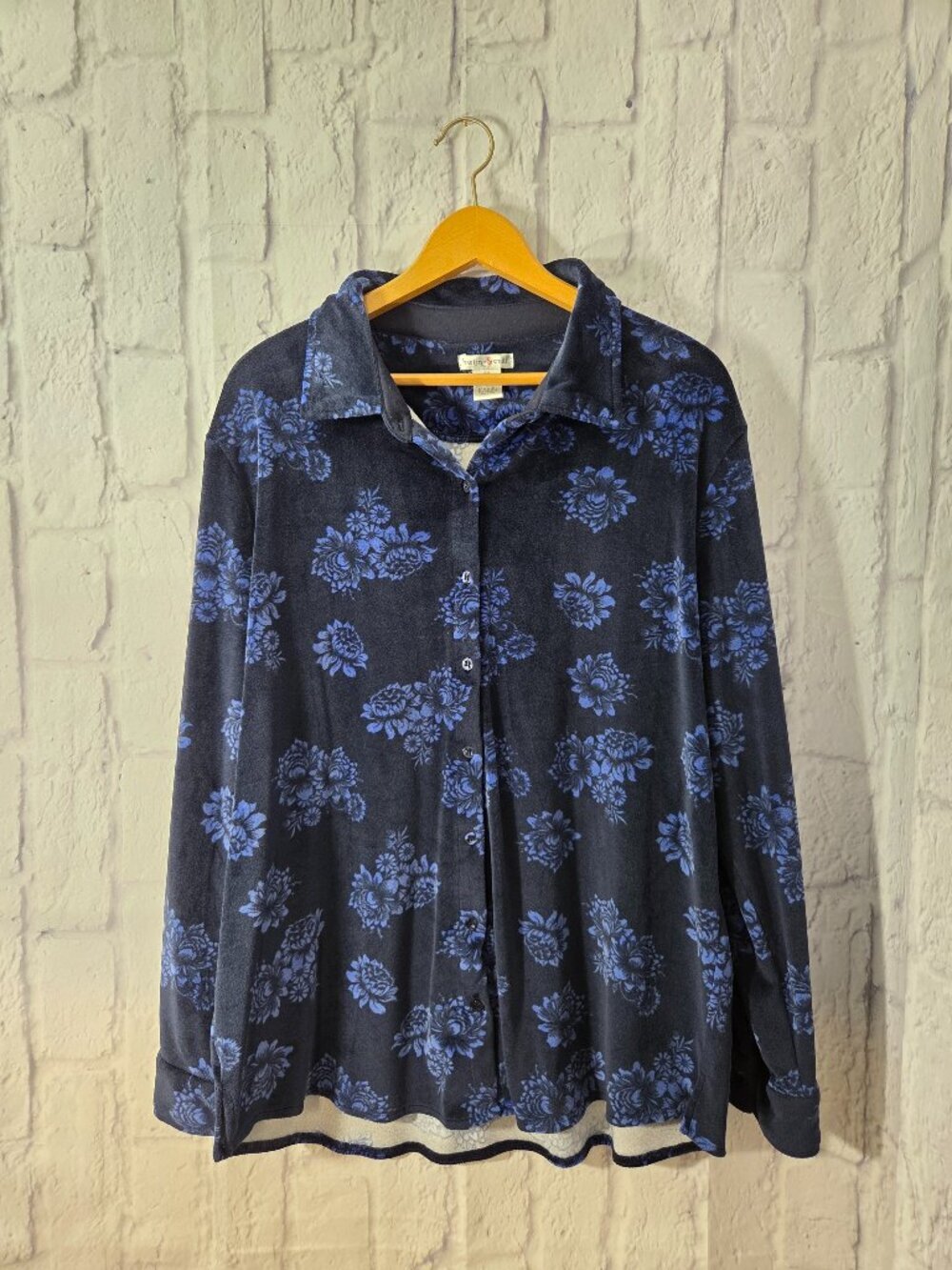 Hasting & Smith Women's Plus 2X Navy Blue Floral Velour Button Front Blouse